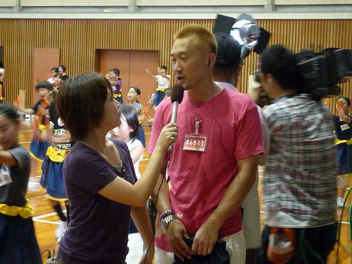 インタビューを受けるまんちろう氏 : 